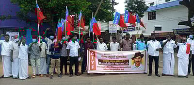 மன்னார்குடி: தடுப்பூசி வழங்கக்கோரி ஆர்ப்பாட்டம் 