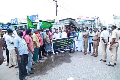 மன்னார்குடி: காவிரி உரிமை மீட்புக் குழுவினர் ஆர்ப்பாட்டம்