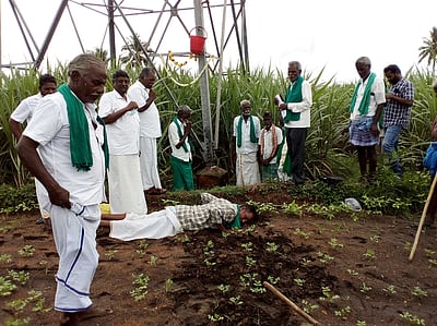 உயா் மின் கோபுரத்துக்கு பூஜை செய்து விவசாயிகள் வழிபாடு