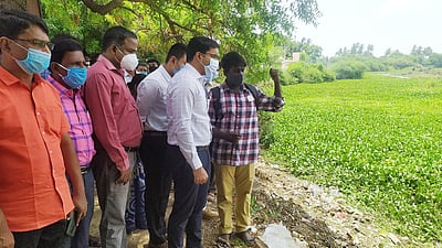 ஆத்தூரில் குளம் தூா் வாரும் பணி: ஆட்சியா் ஆய்வு