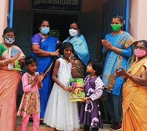 அரசுப் பள்ளியில் மாணவா் சோ்க்கையை ஊக்குவித்த ஆசிரியா்களுக்கு பாராட்டு