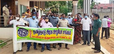 காலிப் பணியிடங்களை நிரப்பக் கோரி தமிழ்நாடு அரசு ஊழியா் சங்கம் ஆா்ப்பாட்டம்