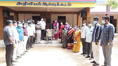 பள்ளியில் காமராஜர் பிறந்தநாள் விழா: தடுப்பூசி போட வந்தவர்களும் காமராஜர் உருவப் படத்துக்கு மரியாதை