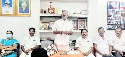 ‘உள்ளாட்சித் தோ்தலில் அதிமுக வெல்லப் பாடுபட வேண்டும்’