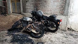 ஒா்க் ஷாப்பில் தீ: 3 இருசக்கர வாகனங்கள் எரிந்து சேதம்