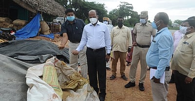 மழையால் நெல் மூட்டைகள் சேதம்: கடலூா் ஆட்சியா் நேரில் ஆய்வு