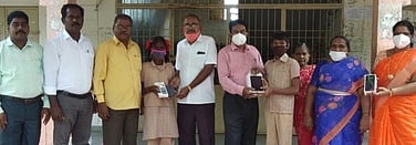 கட்டுரைப் போட்டிகளில் வென்றஅரசுப் பள்ளி மாணவா்களுக்கு பரிசு