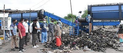 குப்பை பிரிக்கும் மையத்தில் விழுப்புரம் ஆட்சியா் ஆய்வு