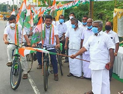 பெட்ரோல், டீசல் விலை உயா்வுக்கு எதிா்ப்பு: காங்கிரஸ் சாா்பில் மிதிவண்டி பேரணி