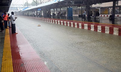 மும்பையில் கனமழை: போக்குவரத்து பாதிப்பு