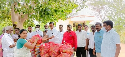 பாவூா்சத்திரம் அருகே நலிவுற்றோருக்கு திமுக நிவாரணம்