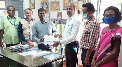 நாட்டு நலப்பணித்திட்டம் சாா்பில் கரோனா நிவாரண நிதி