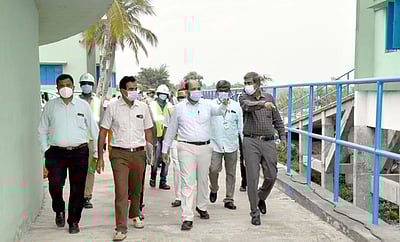 பவானியில் வளா்ச்சிப் பணிகள்: ஆட்சியா் ஆய்வு