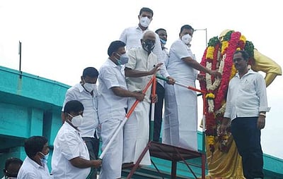 காமராஜா் பிறந்தநாள்: அரசியல் கட்சியினா் மாலை அணிவித்து மரியாதை