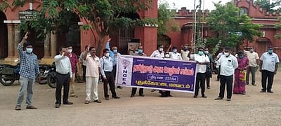 புதுக்கோட்டையில்  அரசு ஊழியா்கள் சங்கத்தினா் ஆா்ப்பாட்டம்
