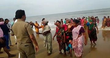 கடலில் இறங்கி ஆா்ப்பாட்டம்