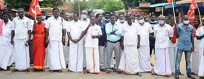 மேக்கேதாட்டு அணை விவகாரம்: விவசாய சங்கத்தினா் ஆா்ப்பாட்டம்