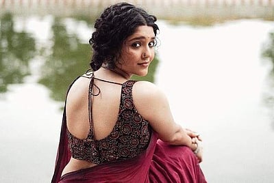 ரசிகர்களை இழுக்கும் நடிகை ரித்திகாவின் 'அந்தப்' பார்வை: விடியோ