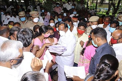 பொது மக்களிடம் மனுக்கள் பெறும் நிகழ்ச்சி: அமைச்சா் பங்கேற்பு