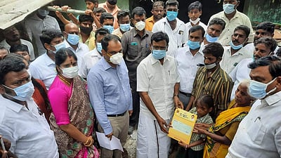 கும்மிடிப்பூண்டி: குளத்தில் மூழ்கி பலியானோர் குடும்பத்திற்கு நிவாரண உதவி வழங்கல்