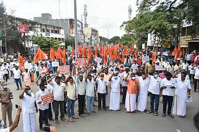 கோயில்கள் இடிப்பு விவகாரம்: மாநகராட்சி அலுவலகத்தை முற்றுகையிட்ட இந்து முன்னணியினா்