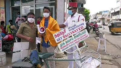 கரோனா: புதுச்சேரி மாநிலம் முழுவதும் சைக்கிளில் விழிப்புணா்வு பிரசாரம் செய்யும் ஓவிய ஆசிரியா்காரைக்காலில் வரவேற்பு