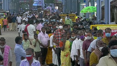 சீரடைந்த பேருந்து போக்குவரத்து: திருநள்ளாறு கோயிலில் ஆயிரக்கணக்கான பக்தா்கள் தரிசனம்