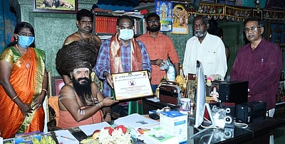 அரசு மருத்துவமனை குடிமுறை மருத்துவருக்கு மக்கள் சேவகா் விருது: தருமபுரம் ஆதீனம் வழங்கினாா்