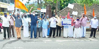 பாரதிய மஸ்தூா் சங்கத்தினா் ஆா்ப்பாட்டம்