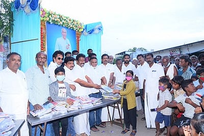 750 மாணவா்களுக்கு கல்வி உபகரணங்கள் அளிப்பு