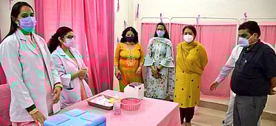 'பிங்க் பூத்' - முதல்முறையாக பெண்களுக்கென சிறப்பு தடுப்பூசி முகாம்