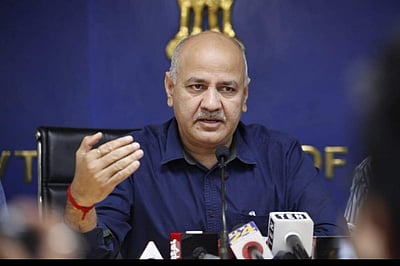 தில்லி அரசு அதிகாரிகளுடன் கூட்டம் நடத்துவதை நிறுத்த வேண்டும்: துணைநிலை ஆளுநருக்கு சிசோடியா கடிதம்