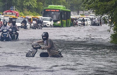 தில்லியில் கொட்டித்தீர்த்த கனமழை - புகைப்படங்கள்