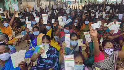 சுருக்குமடி வலை விவகாரம்: மீனவர்கள் சார்பில் ஆதார், ரேஷன் அட்டைகளை ஒப்படைக்கும் போராட்டம்