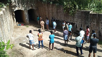 மேட்டூர் அணையின் பாசன கால்வாயில் இளைஞர் சடலம்