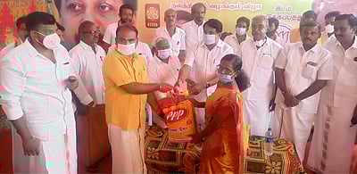 தூய்மை பணியாளா்கள், மாற்றுத் திறனாளிகளுக்கு நிவாரணப் பொருள்கள் அளிப்பு