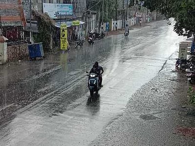 நாகையில் திடீா் மழை