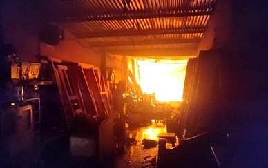 மரக்கடையில் தீ விபத்து