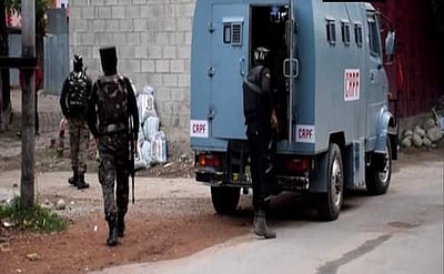 புல்வாமாவில் பயங்கரவாதிகளுக்கும் பாதுகாப்பு படையினருக்கும் இடையே துப்பாக்கிச் சூடு