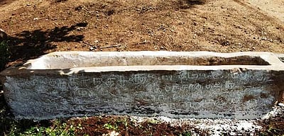 சேவூா் அருகே 270 ஆண்டுகள் பழமையான கல் தொட்டி கண்டுபிடிப்பு