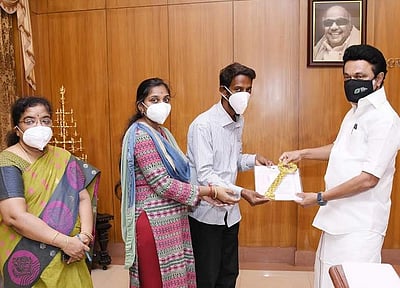 தியாகராஜ பாகவதர் பேரனுக்கு நிதி, வாடகைக் குடியிருப்பு: ஸ்டாலின் வழங்கினார்