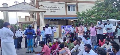 பிரேதப் பரிசோதனையில் தாமதம் : உறவினா்கள் சாலை மறியல்