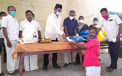 மணப்பாறையில் பூசாரிகளுக்கு நலத்திட்ட உதவி