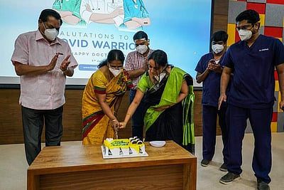 தங்கம் மருத்துவமனையில் மருத்துவா்கள் தின கொண்டாட்டம்