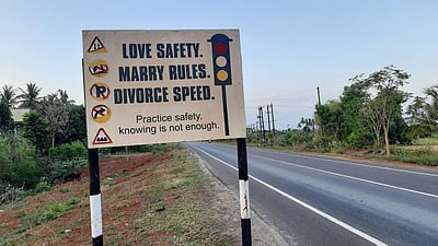 சாலை பாதுகாப்பு பலகைகளை தமிழில் வைக்க வலியுறுத்தல்