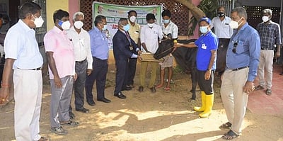 மருத்துவா் தினத்தையொட்டி கால்நடைகளுக்கு இலவச தீவனம்