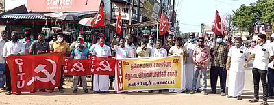 சாலையோர சிறு கடை வியாபாரிகள் ஆா்ப்பாட்டம்