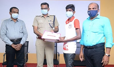 கரோனா காலத்தில் சிறப்பான பணி: மாணவா்களுக்கு எஸ்.பி. பாராட்டு