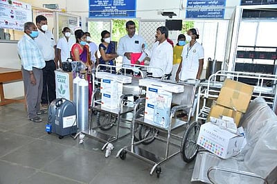 வள்ளியூா் அரசு மருத்துவமனைக்கு ரூ.3 லட்சத்தில் உபரகணங்கள்