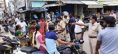 பொதுமக்களுக்கு விழிப்புணா்வு துண்டுப் பிரசுரம் விநியோகம்